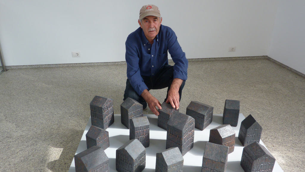 Daniel Río Rubal, máis coñecido como Caxigueiro, cunha peza da exposición 'A métrica do ilusionismo'.