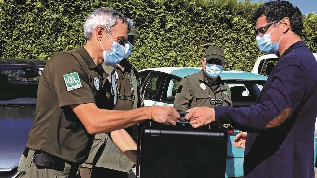 Fern&aacute;ndez-Couto, nun encontro cunha brigada de extinci&oacute;n de incendios. (Foto: Europa Press)