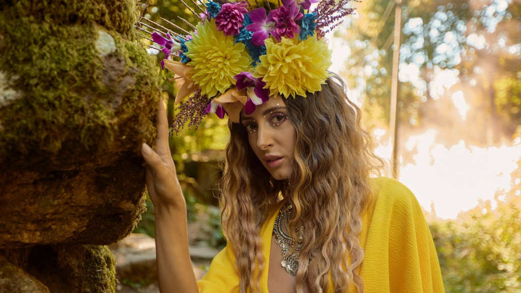 A cantante e actriz Andrea Pousa nunha imaxe do videoclip de 'Camiñares'.