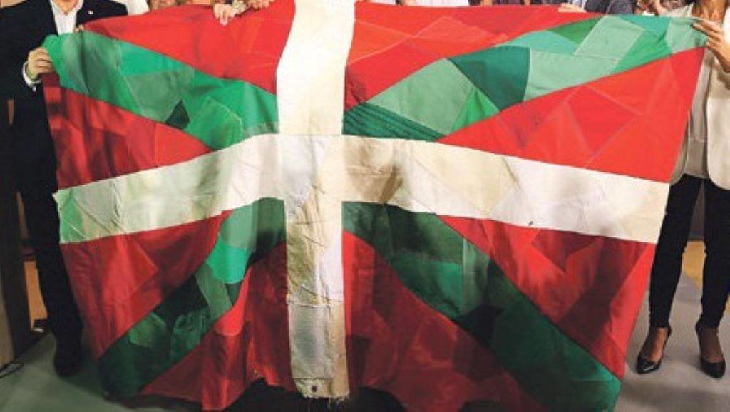 A bandeira Ikurriña, símbolo de Euskadi, nun acto político. (Foto: Europa Press)