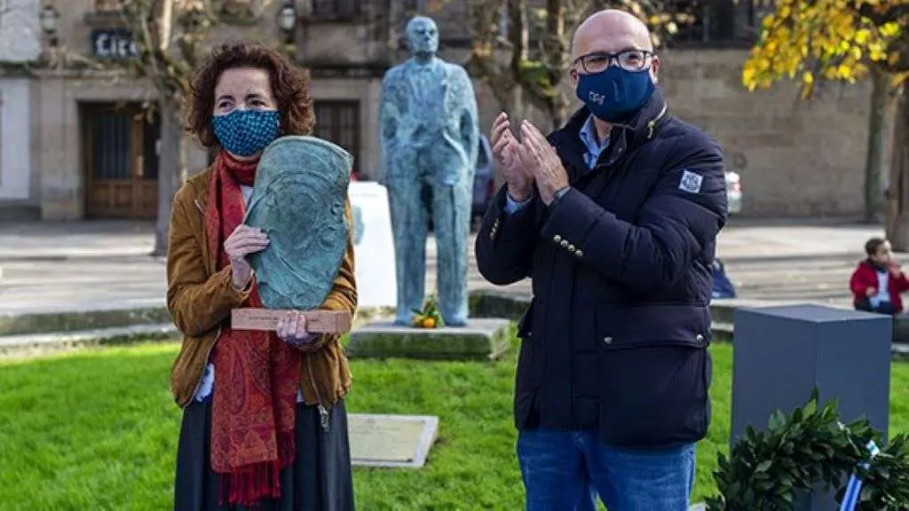 A escritora Marilar Aleixandre co seu premio. (Foto: Deputaci&oacute;n de Ourense)