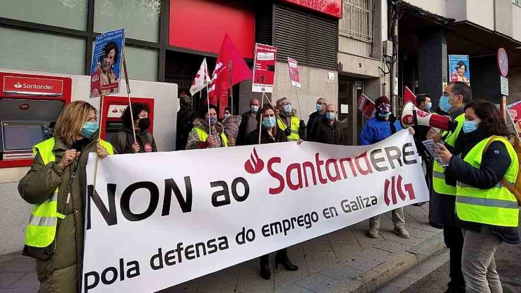 Protesta de CIG-Banca ante unha oficina do Santander en Ourense