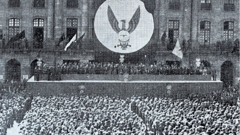 Acto organizado polo franquismo en 1938 na Praza do Obradoiro. (Foto: El Eco Franciscano)