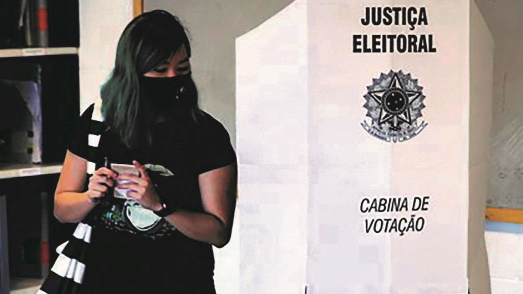 Uma mulher vota nas eleições municipais do Brasil. (Foto: Getty images / Alexandre Schneider)