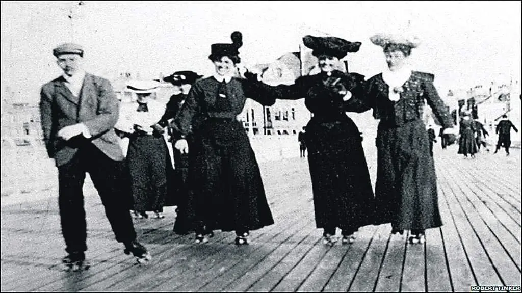 Nas s&uacute;as orixes, a patinaxe foi un deporte practicado exclusivamente polas mulleres da elite. (Foto: Robert Tinker).