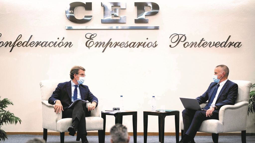 Alberto Núñez Feixoo co presidente dos empresarios pontevedreses, Jorge Cebreiros. (Foto: Europa Press)