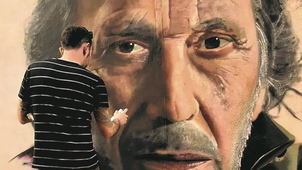 O artista gr&aacute;fico Nesui traballando nun dos seus retratos, neste caso o m&uacute;sico Paco de Luc&iacute;a. (Foto: N&oacute;s Diario)