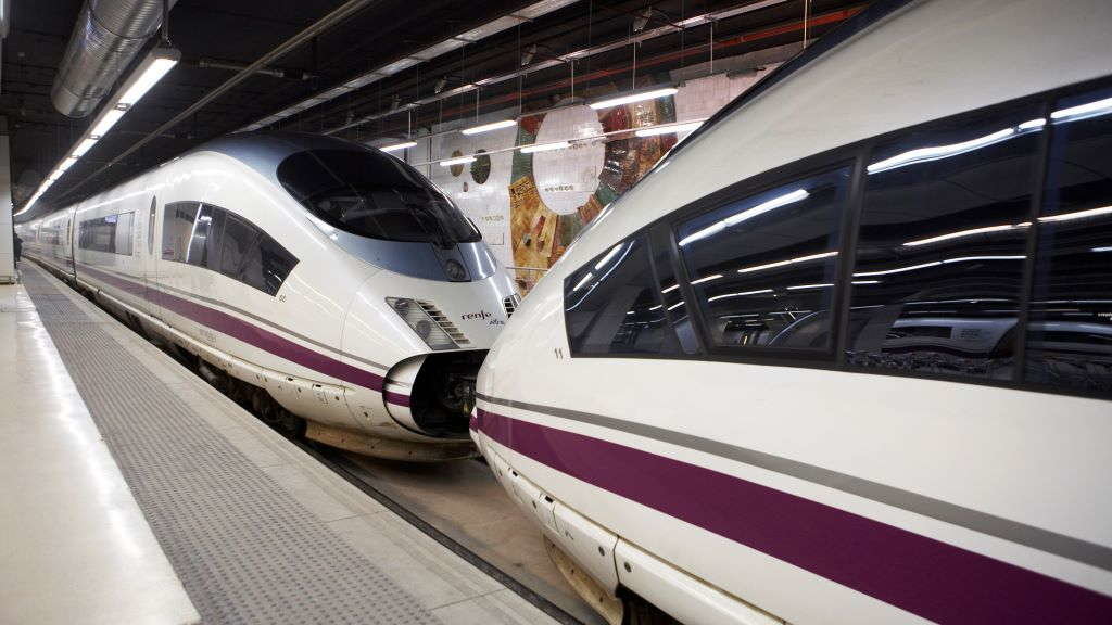 Dous trens AVE nunha estación. (Foto: Europa Press)