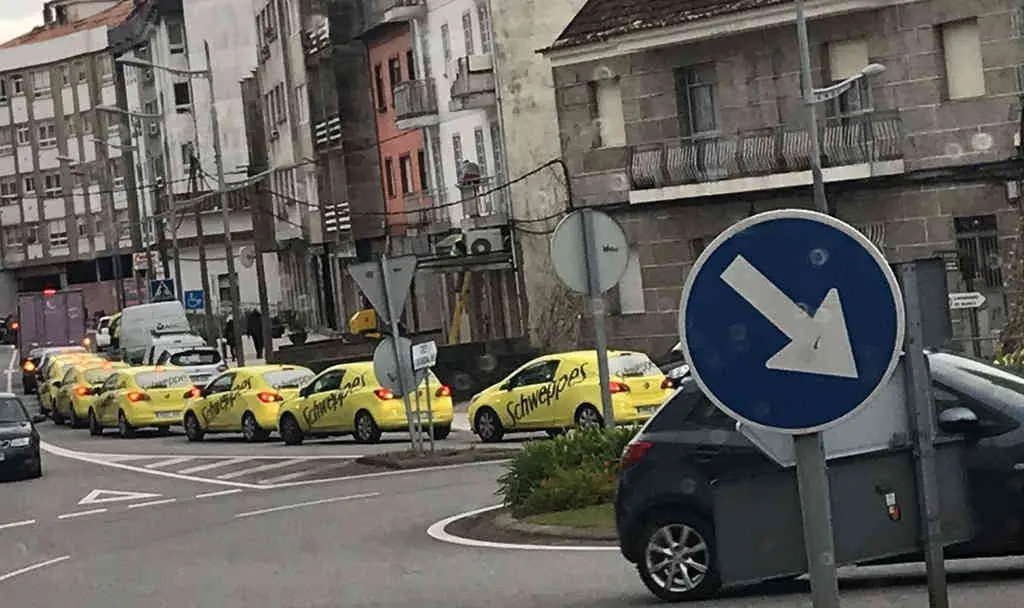 Caravana de coches en Pontevedra (Hoempo)