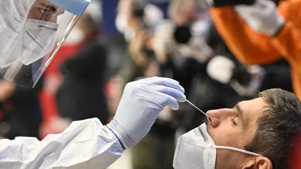 Un sanitario realiza un test PCR a un cidad&aacute;n (Foto: Europa Press).