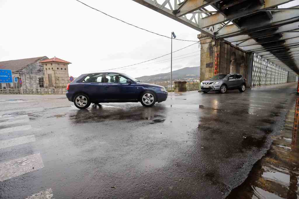 Vehículos na frontera Galiza-Portugal, na zona da ponte internacional Tui-Valença (Europa Press).