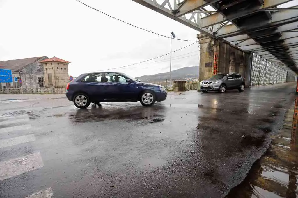 Veh&iacute;culos na frontera Galiza-Portugal, na zona da ponte internacional Tui-Valen&ccedil;a (Europa Press).