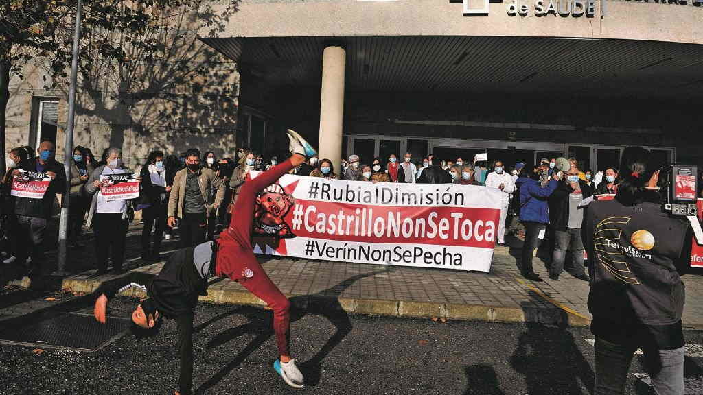 Concentración ás portas do hospital de Vería en solidariedade con Castrillo. (Foto: Europa Press)