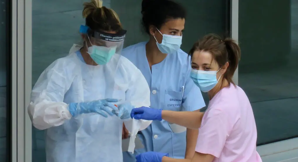 Persoal sanitario ao coidado de pacientes Covid. (Foto: Europa Press).