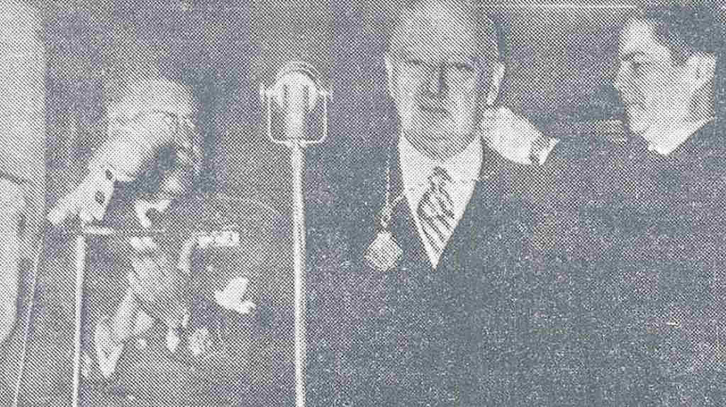 Peñamaría, primeiro pola dereita, entregando a medalla de ouro da Coruña a Pedro Barrié de la Maza en 1962. (Foto: El Pueblo Gallego)