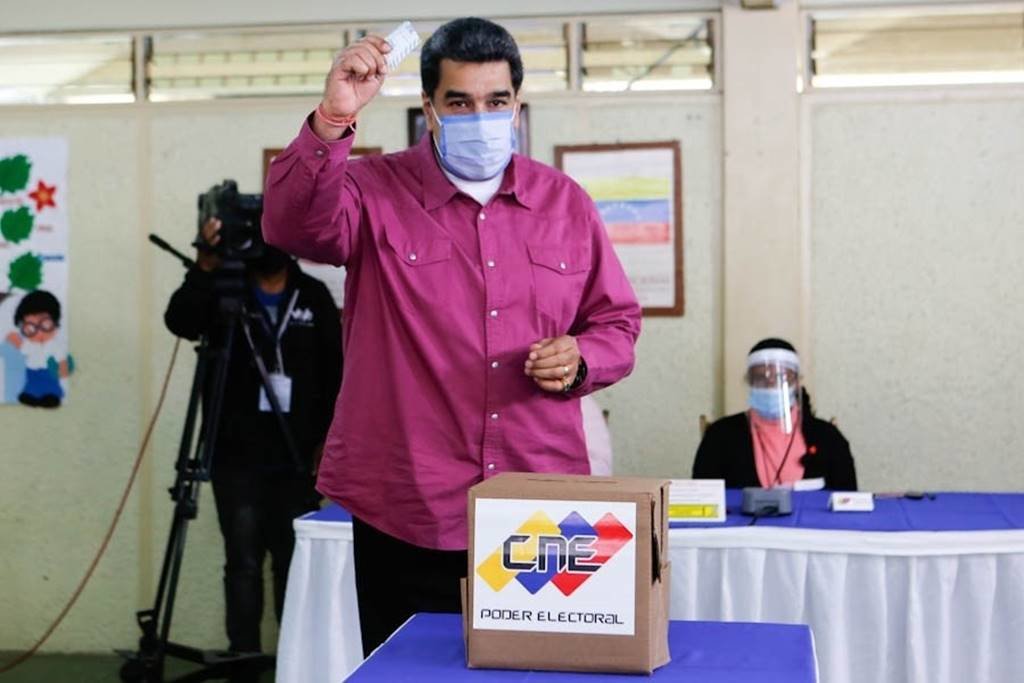 EuropaPress_3467461_presidente_venezuela_nicolas_maduro_votar_elecciones_legislativas_venezuela