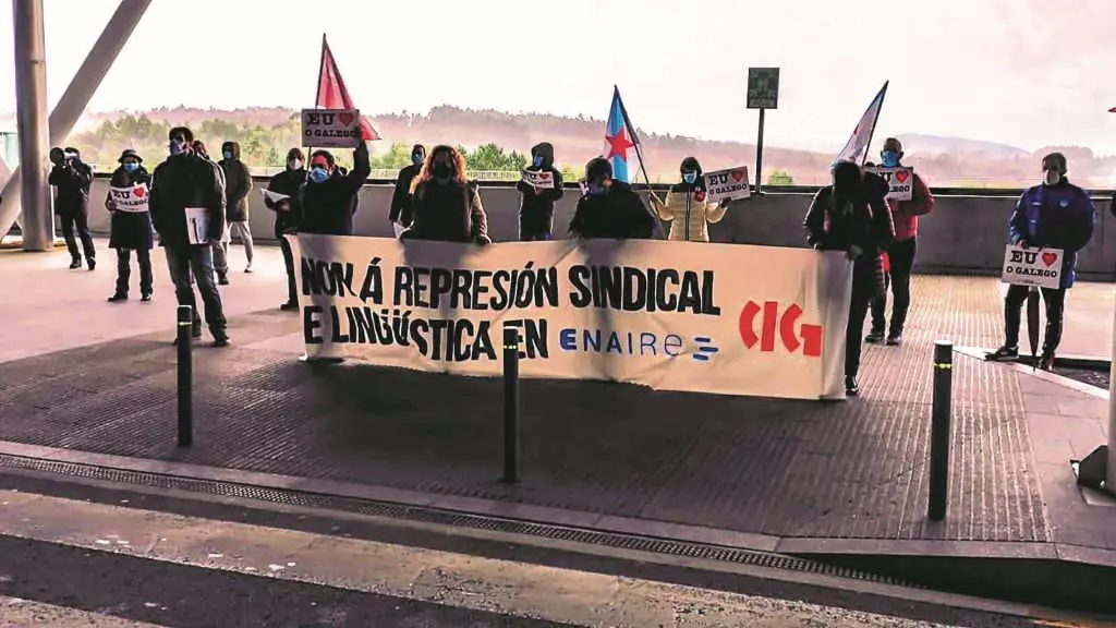 Protesta no aeroporto de Compostela contra a represi&oacute;n sindical e ling&uuml;ista. (Foto: N&oacute;s Diario)