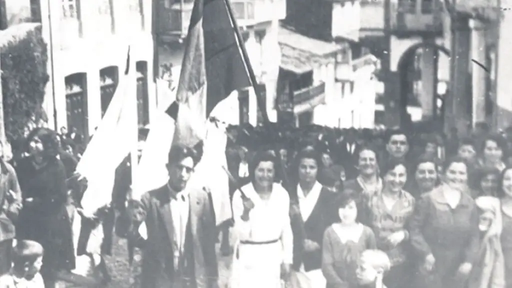 Manifestaci&oacute;n en Betanzos o 15 de abril de 1931 para celebrar a proclamaci&oacute;n da II Rep&uacute;blica.  (Foto: Arquivo Ricardo Migal Naveira)