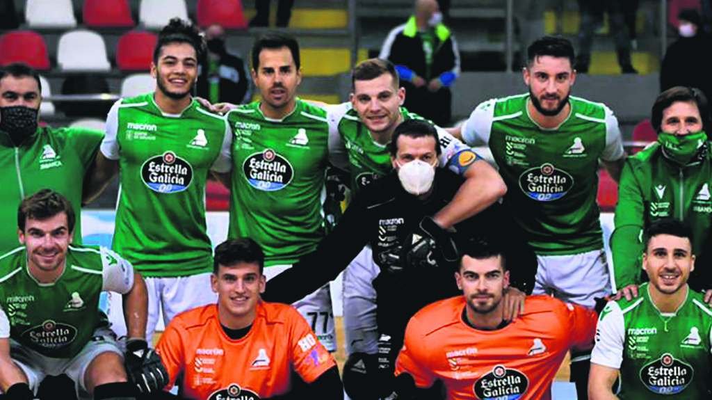 O cadro técnico e de xogadores do Deportivo Liceo, posando despois de certificar a fazaña. (Foto: HG -Mónica Arcay).