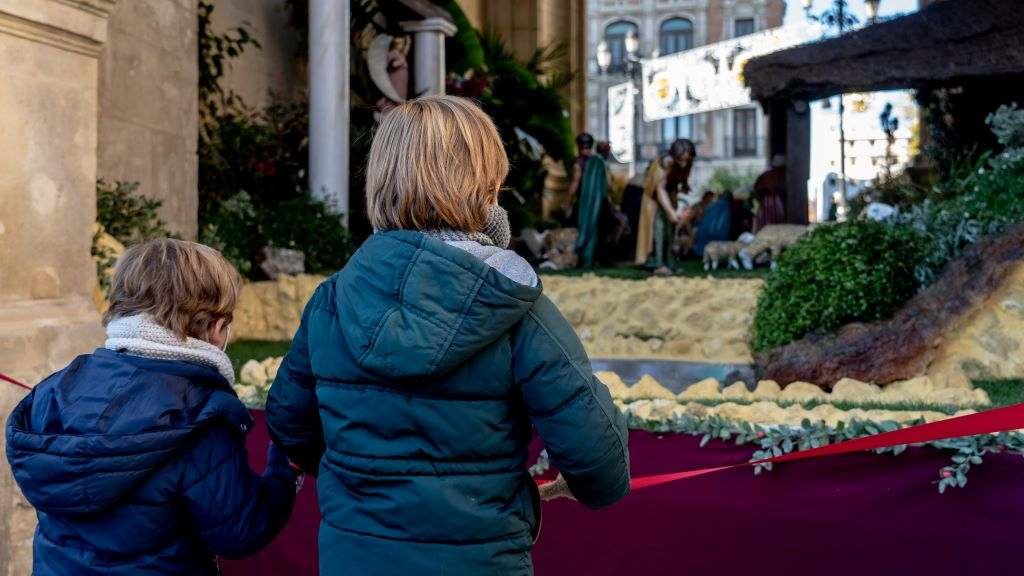 Unhas crianzas miran a decoración de Nadal. (Foto: Eduardo Briones / Europa Press)
