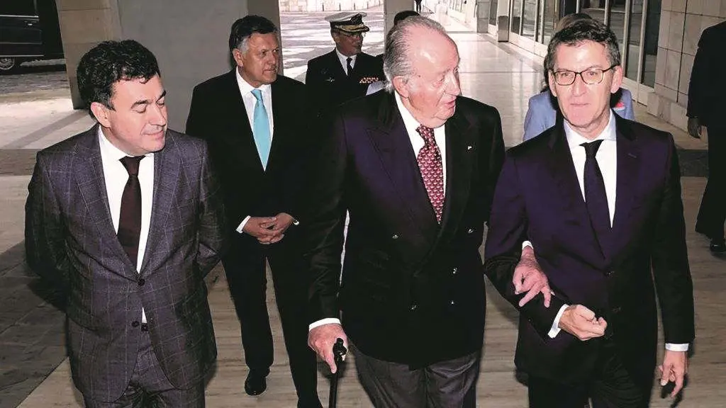 Juan Carlos de Borb&oacute;n da man de Alberto N&uacute;&ntilde;ez Feixoo. (Foto: Europa Press)