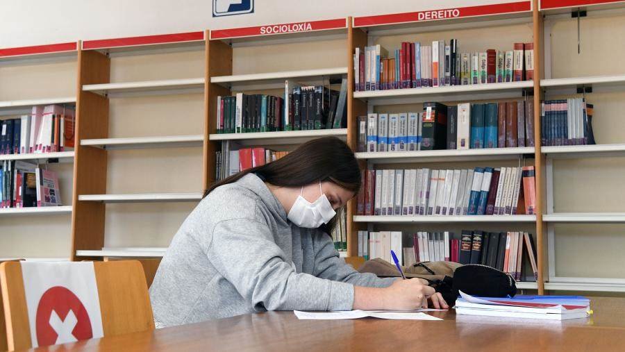 Unha estudante nunha biblioteca da universidade. (Foto: USC)
