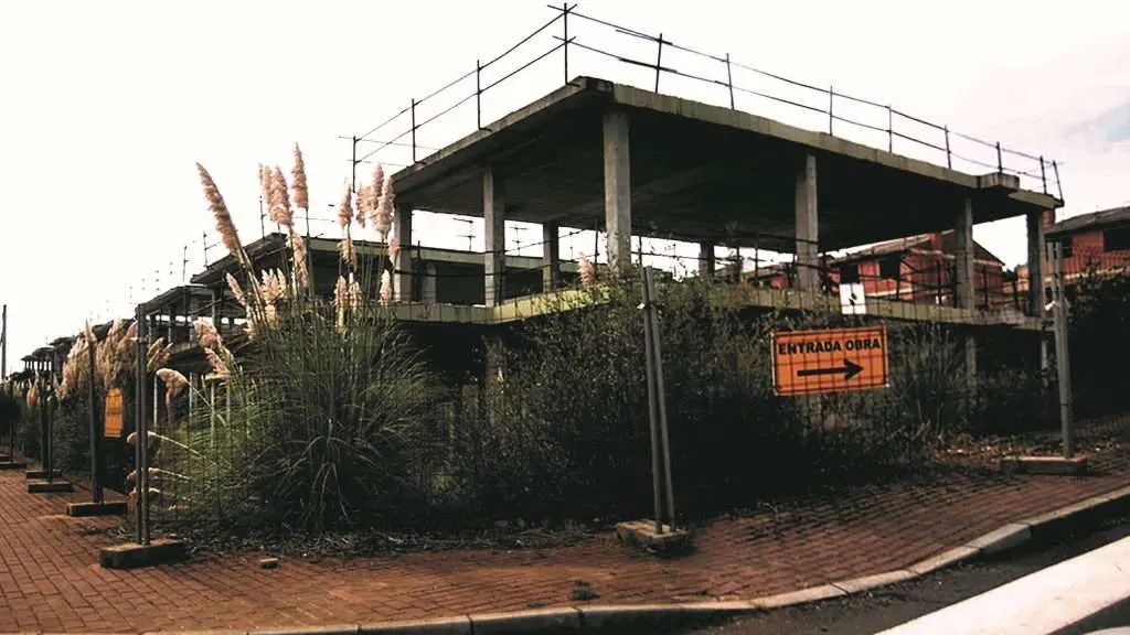 Urbanizaci&oacute;n abandonada de Fadesa en Mi&ntilde;o. (Foto: N&oacute;s Diario)
