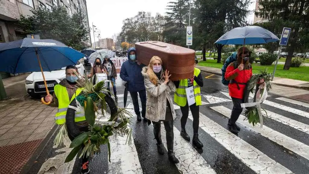 Manifestaci&oacute;n da hostalar&iacute;a pontevedresa pola morte do sector. (Foto: Beatriz Ciscar / Europa Press)