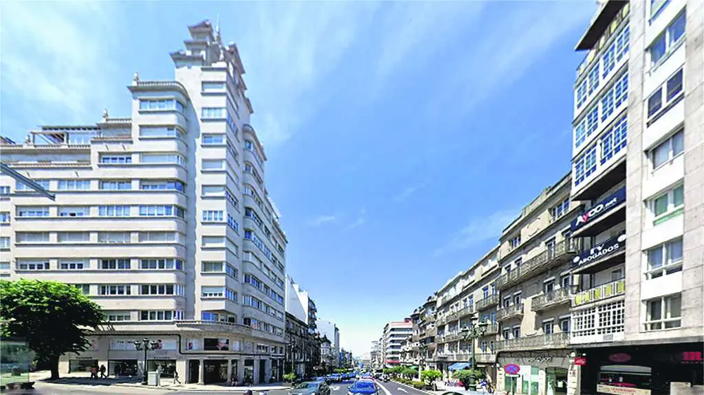 Descenso pola r&uacute;a Urzaiz no cruce coa Gran V&iacute;a de Vigo. (Foto: N&oacute;s Diario).