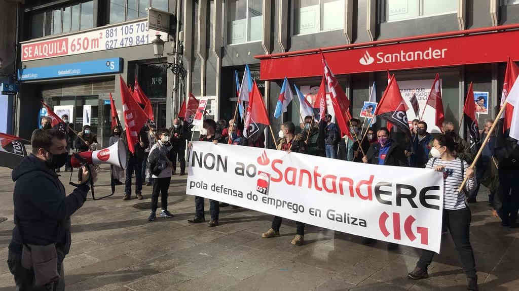 Concentración diante do Banco de Santander na Coruña (Nós Diario)