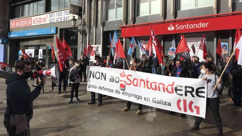 Concentraci&oacute;n diante do Banco de Santander na Coru&ntilde;a (N&oacute;s Diario)