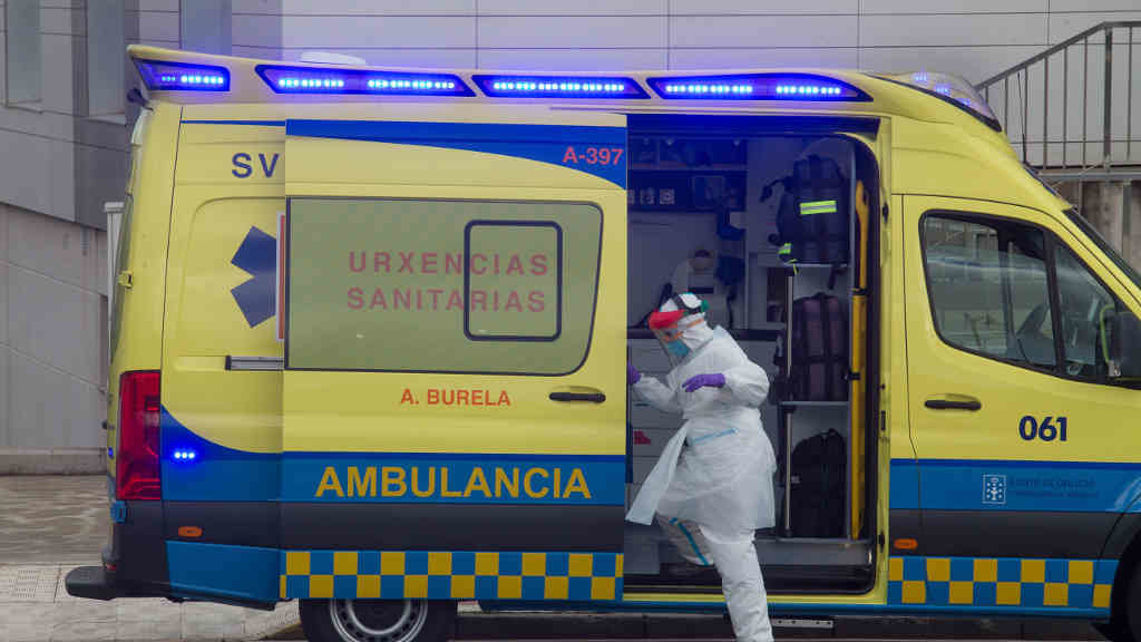 Un traballador sanitario acude nunha ambulancia á residencia de maiores de San Cibrao (Carlos Castro/ Europa Press)