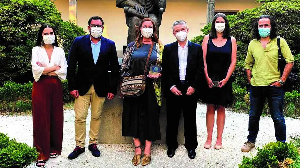 Margarita Poza, no centro a canda o seu equipo, &eacute; especialista en Microbiolox&iacute;a, investigadora do Inibic e profesora da UDC.