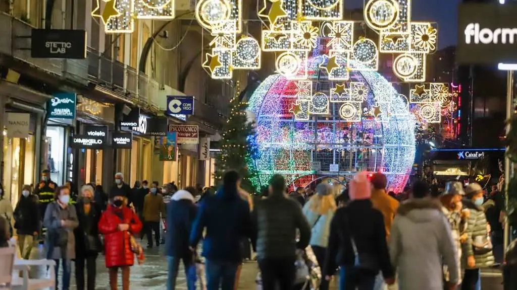 Ambiente de Nadal nunha r&uacute;a de Vigo. (Foto: Marta V&aacute;zquez Rodr&iacute;guez / Europa Press)