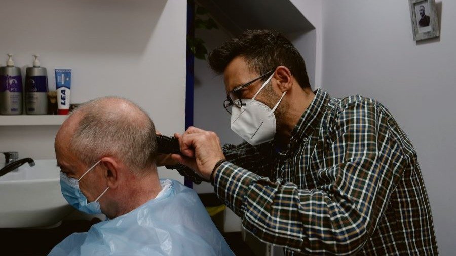 Xosé Antonio, perruqueiro no salón de peiteado Amil cun cliente durante a desescalada (Imaxe: Arxina)