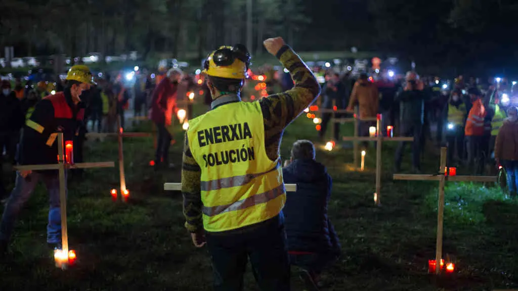Traballador de Alcoa en San Cibrao (Cervo) nunha protesta.(Carlos castro/ Europa Press).
