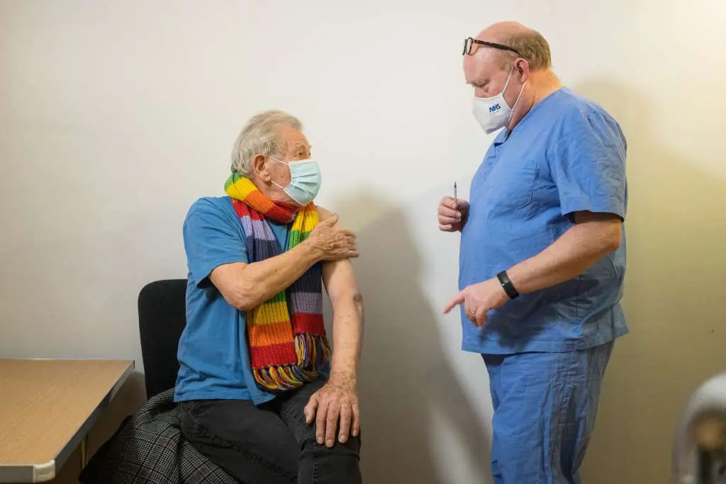 O actor brit&aacute;nico Ian McKellen recibe a vacina de Pzifer e BioNTech na campa&ntilde;a de inmunizaci&oacute;n (Imaxe: Jeff Moore / Jeff Moore via PA Med / DPA)