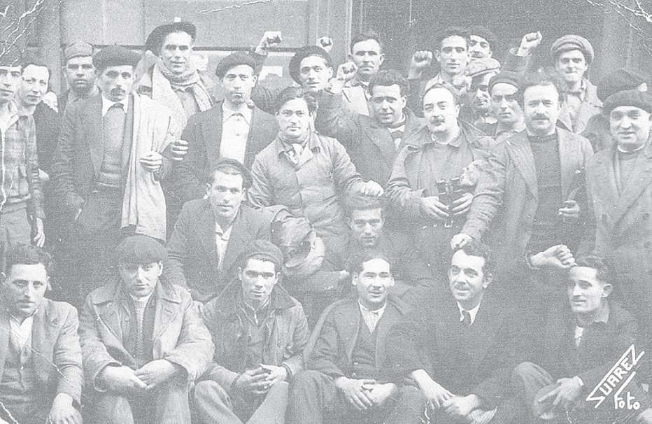 José Moreno, segundo pola dereita sentado, con outros compañeiros de fuxida no barco 'Libertaria' en Xixón. (Foto: Arquivo de Eliseo Fernández)