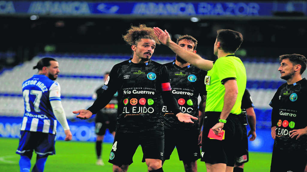 Momento da expulsión por dobre amarilla no minuto 50 de Rosa, xogador do El Ejido. (Foto: CD El Ejido).