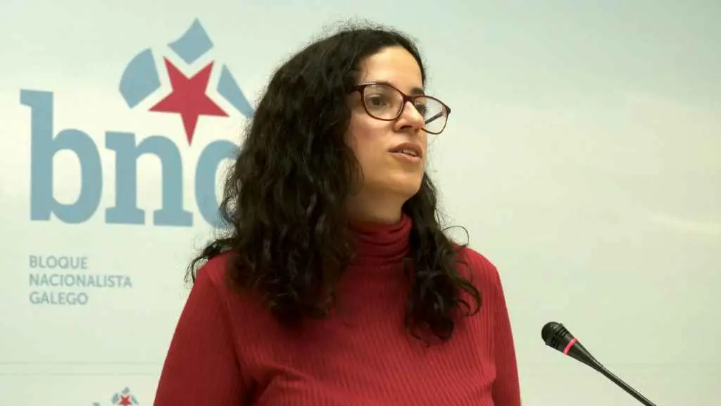 A deputada do BNG, Noa Presas, ante a prensa (Foto: N&oacute;s Diario)