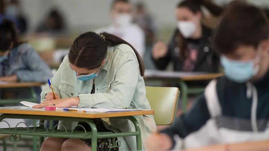 Estudantes de bacharelato nun exame de selectividade en Viveiro. Foto: Europa Press / Carlos Castro)