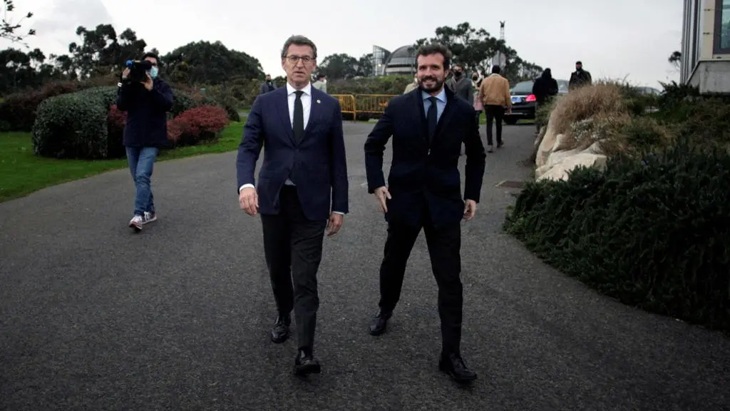 Pablo Casado e Alberto N&uacute;&ntilde;ez Feixoo sa&iacute;ron do restaurante sen m&aacute;scara, no monte de San Pedro, A Coru&ntilde;a. (Foto: N&oacute;s Diario)