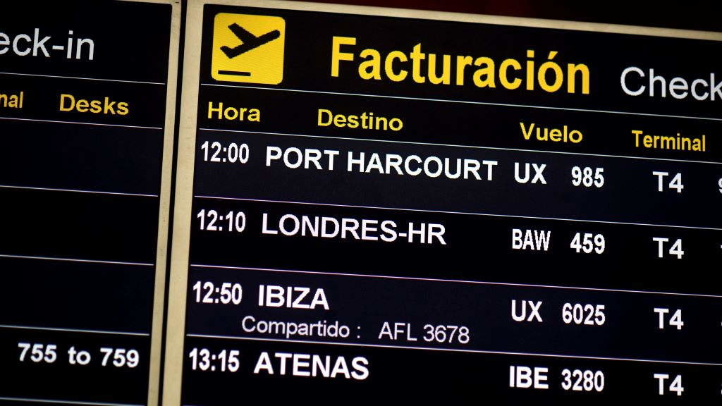 Imaxe dunha pantalla informativa nun aeroporto. (Foto: Óscar Cañas / Europa Press)