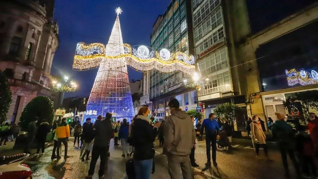 Deceas de persoas baixo o alumeado de Nadal de Vigo. (Foto: Marta V&aacute;zquez Rodr&iacute;guez / Europa Press)