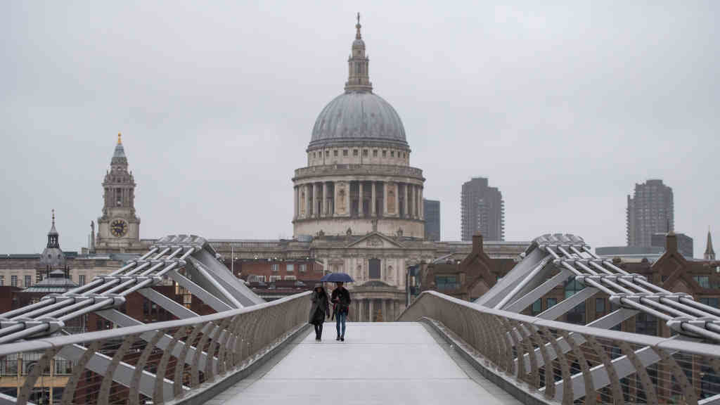 Dúas persoas cruzan a ponte do Milenio en Londres (Dominic Lipinski / PA Wire / dpa)