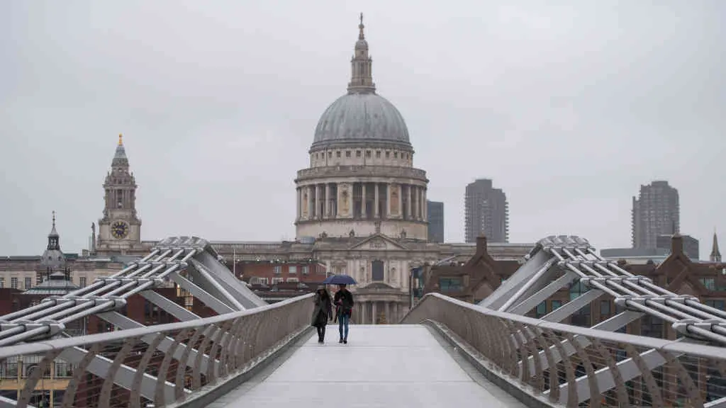 D&uacute;as persoas cruzan a ponte do Milenio en Londres (Dominic Lipinski / PA Wire / dpa)