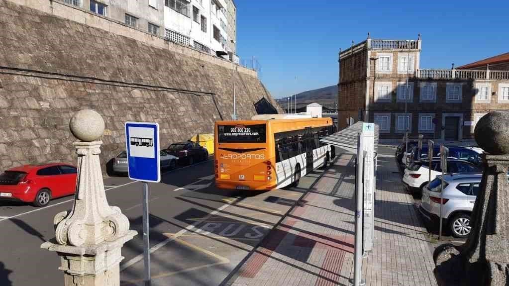 Autobús da compañía Freire que cubría a ruta entre Compostela e o aeroporto Rosalía de Castro (Foto: Xoán Roberes).