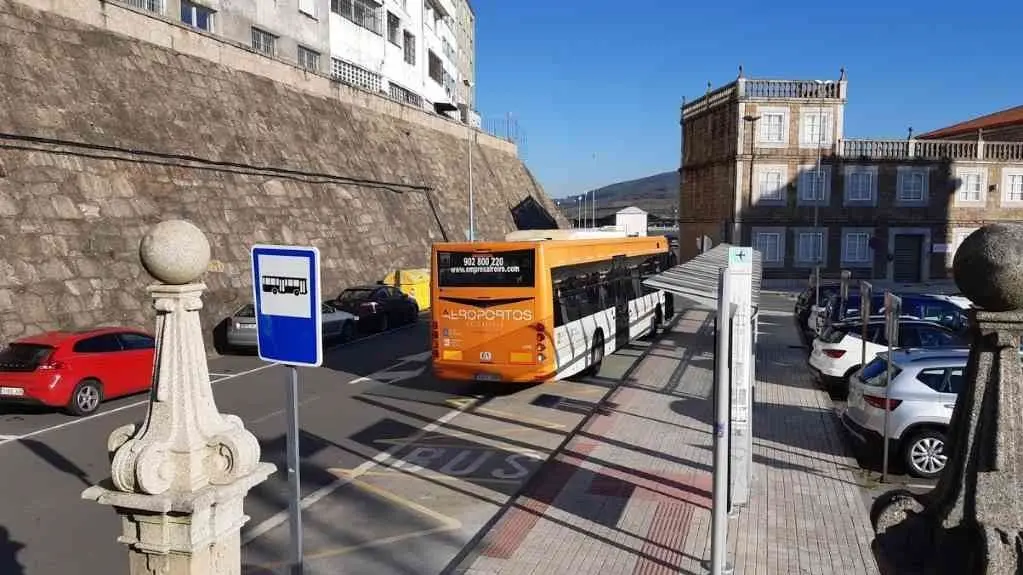 Autob&uacute;s da compa&ntilde;&iacute;a Freire que cubr&iacute;a a ruta entre Compostela e o aeroporto Rosal&iacute;a de Castro (Foto: Xo&aacute;n Roberes).
