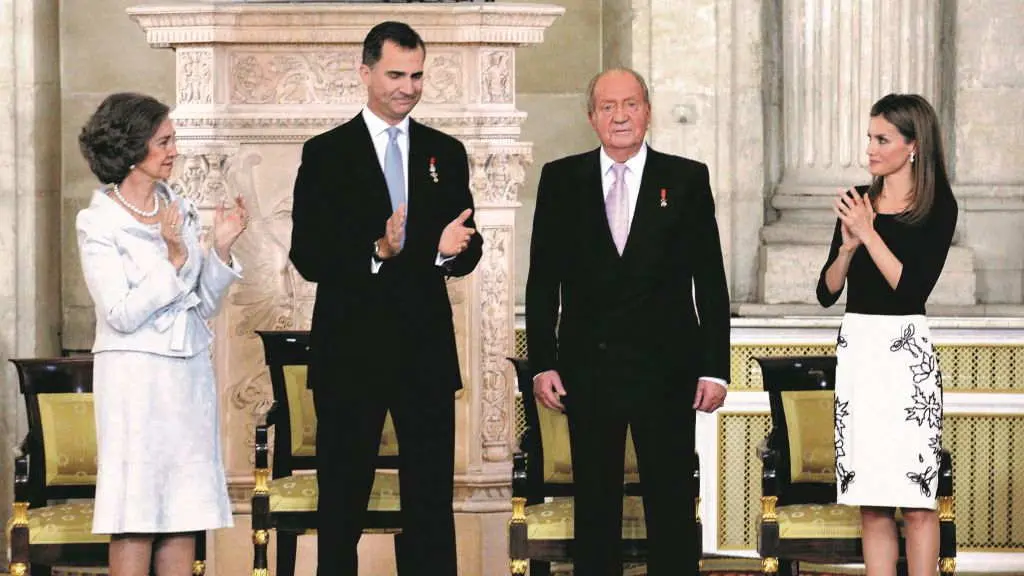 Os reis em&eacute;ritos, Juan Carlos e Sof&iacute;a, cos monarcas actuais, Felipe e Letizia. (Foto: Europa Press)