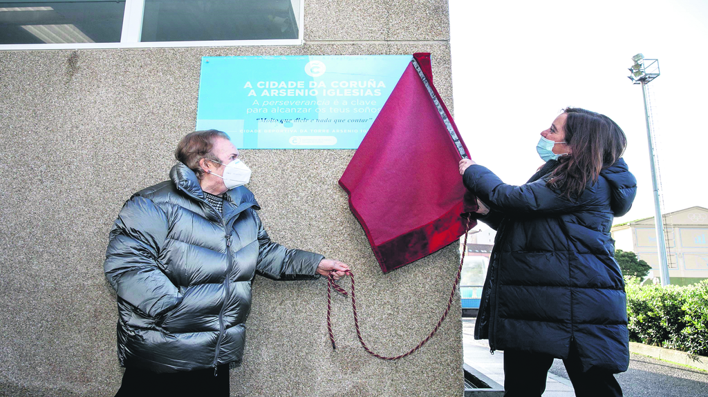 A alcaldesa da Coruña (dereita), descubrindo a placa homenaxe. (Foto: EP).